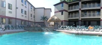 Bottom Floor apartment in heart of downtown Put in Bay resort area!