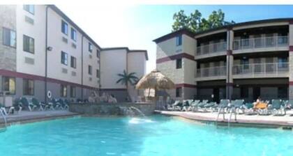 Bottom Floor apartment in heart of downtown Put in Bay resort area!