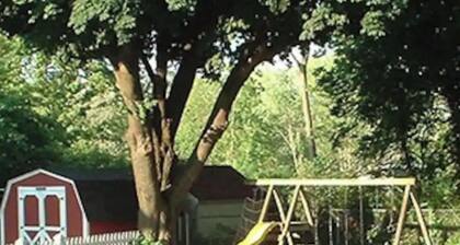 Bottom Floor apartment in heart of downtown Put in Bay resort area!