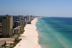 Playa en los alrededores y toallas de playa 