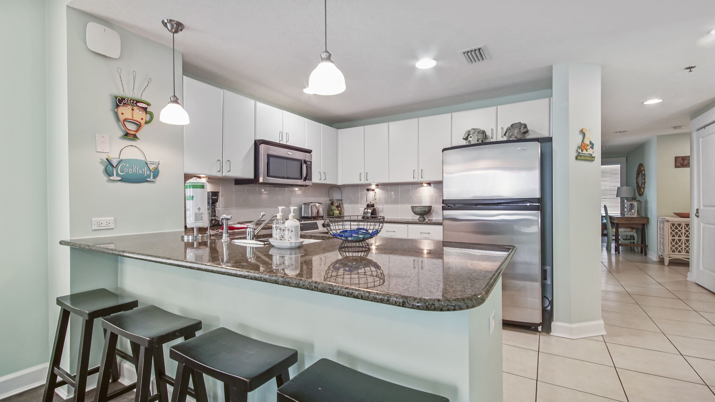 Fully loaded kitchen w/granite and stainless - barstools