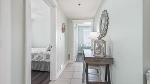 4 habitaciones, escritorio y tabla de planchar con plancha 