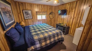 2 bedrooms, free WiFi, bed sheets - Cabin with private dock and large yard space! (Butternut)