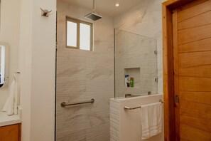 Douche, sèche-cheveux, serviettes fournies