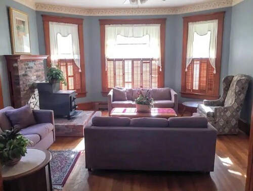 Aunt Janes 2: Large House in Downtown Put in Bay!