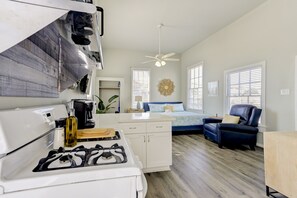 Tabla de planchar con plancha, wifi gratis y ropa de cama 