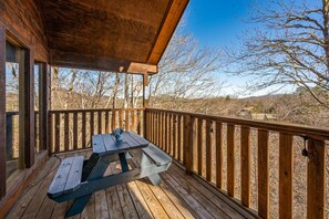 Outdoor dining - Cozy Romantic Mountain Getaway Cabin for Couples (Sevierville)