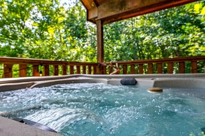 Outdoor spa tub - Cozy Romantic Mountain Getaway Cabin for Couples (Sevierville)