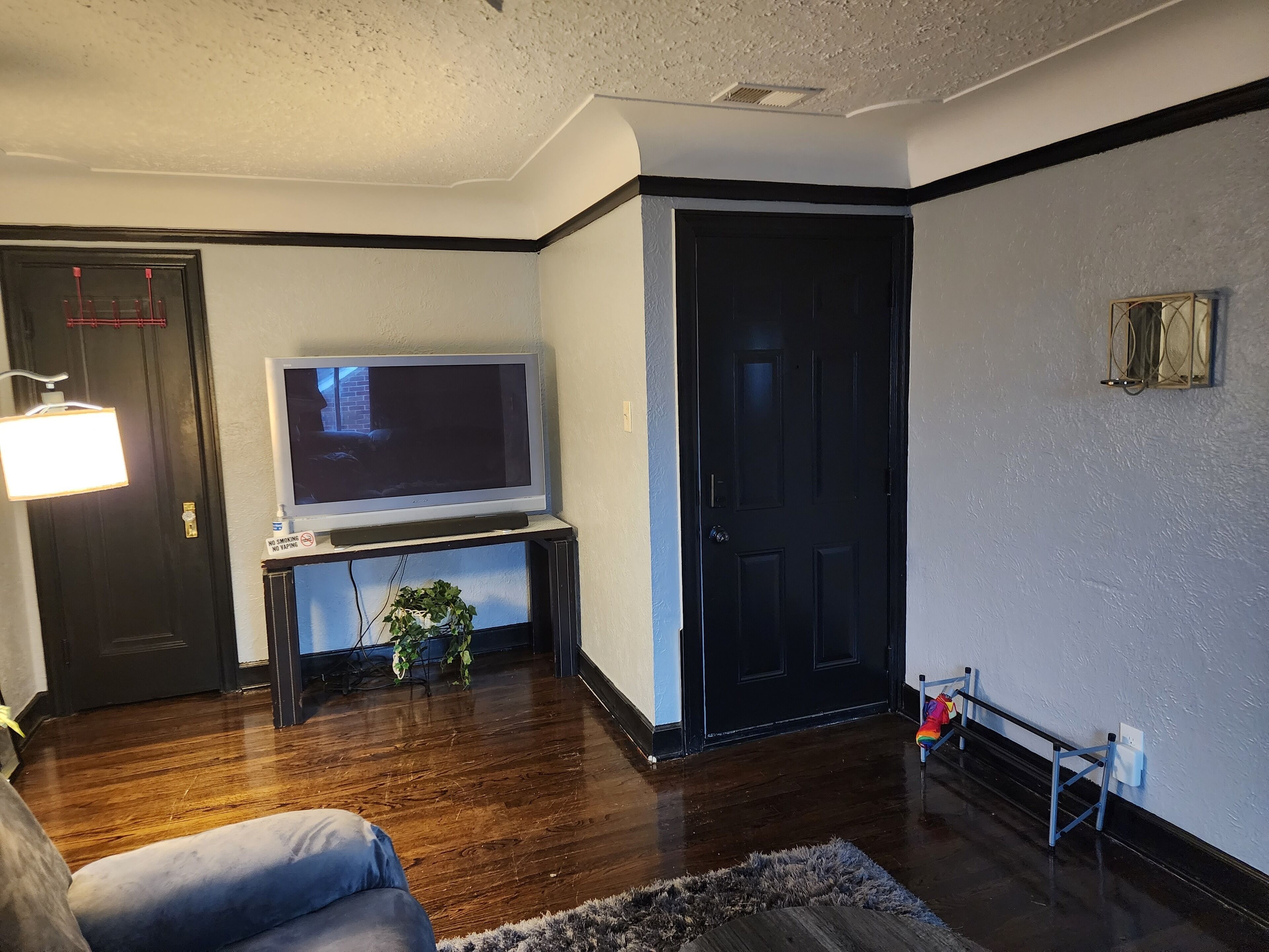 Cozy 2 B/R sleeps 5, 10 minutes from downtown and 20 minutes from DTW airport. 