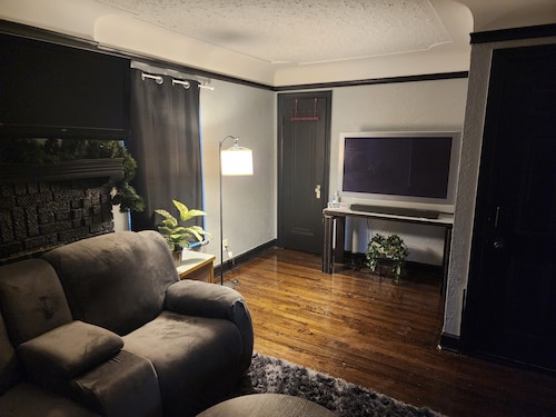 Cozy 2 B/R sleeps 5, 10 minutes from downtown and 20 minutes from DTW airport. 