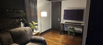 Cozy 2 B/R sleeps 5, 10 minutes from downtown and 20 minutes from DTW airport. 