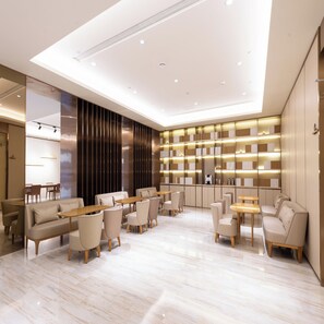 Un moderno vestíbulo de hotel con una zona de estar central, un bar y una gran estantería.