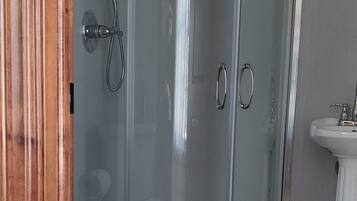 Badkar, hÄrtork, handdukar och tvÄl