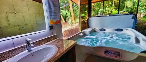 Premium Cottage | Bathroom | Shower, rainfall showerhead, hair dryer, towels