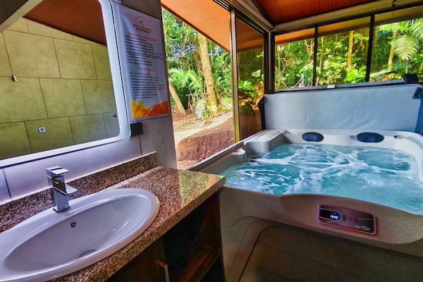 Casa de campo premium | Banheiro | Chuveiro, chuveiro com efeito de chuva, secador de cabelo