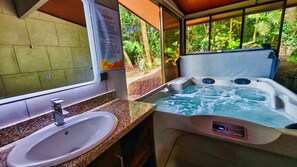 Stuga Premium | Badrum | Dusch, regndusch, hårtork och handdukar