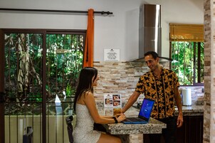 40-英寸纯平电视 （配备有线频道）、电视