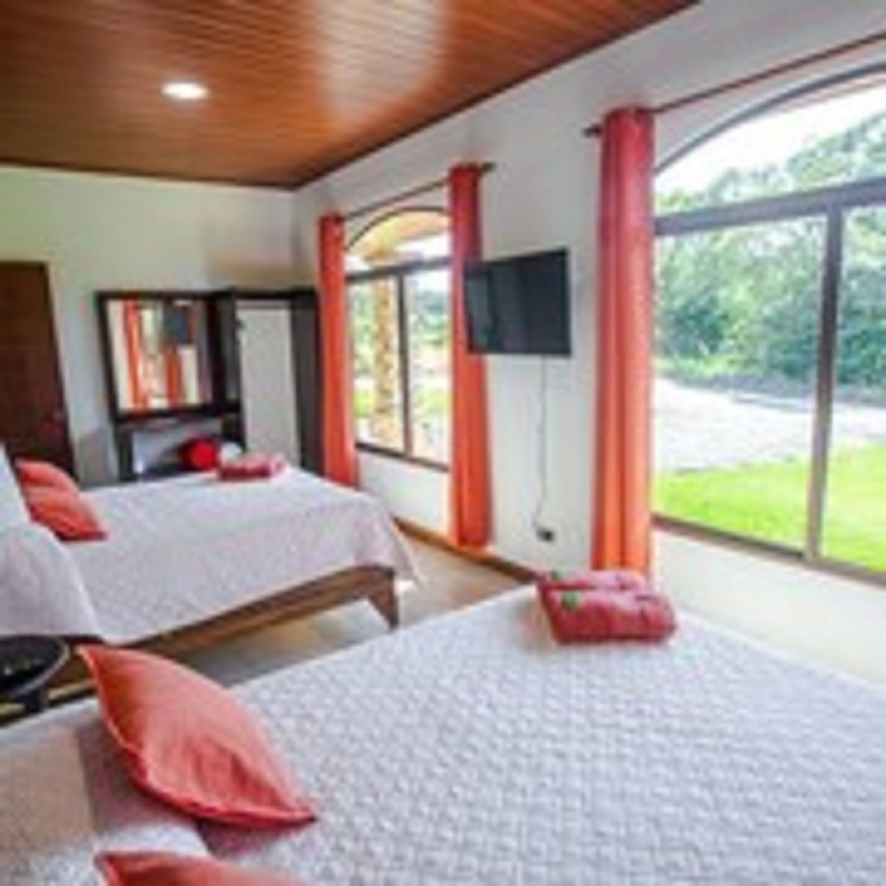 2 bedrooms, premium bedding, down duvets, laptop workspace