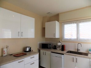 Een koelkast, een microgolfoven, een vaatwasser, een broodrooster