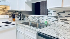 Fridge, microwave, oven, stovetop - Casa de Harmon 7 min to Strip/Airport w/ 2 master bed (Las Vegas)