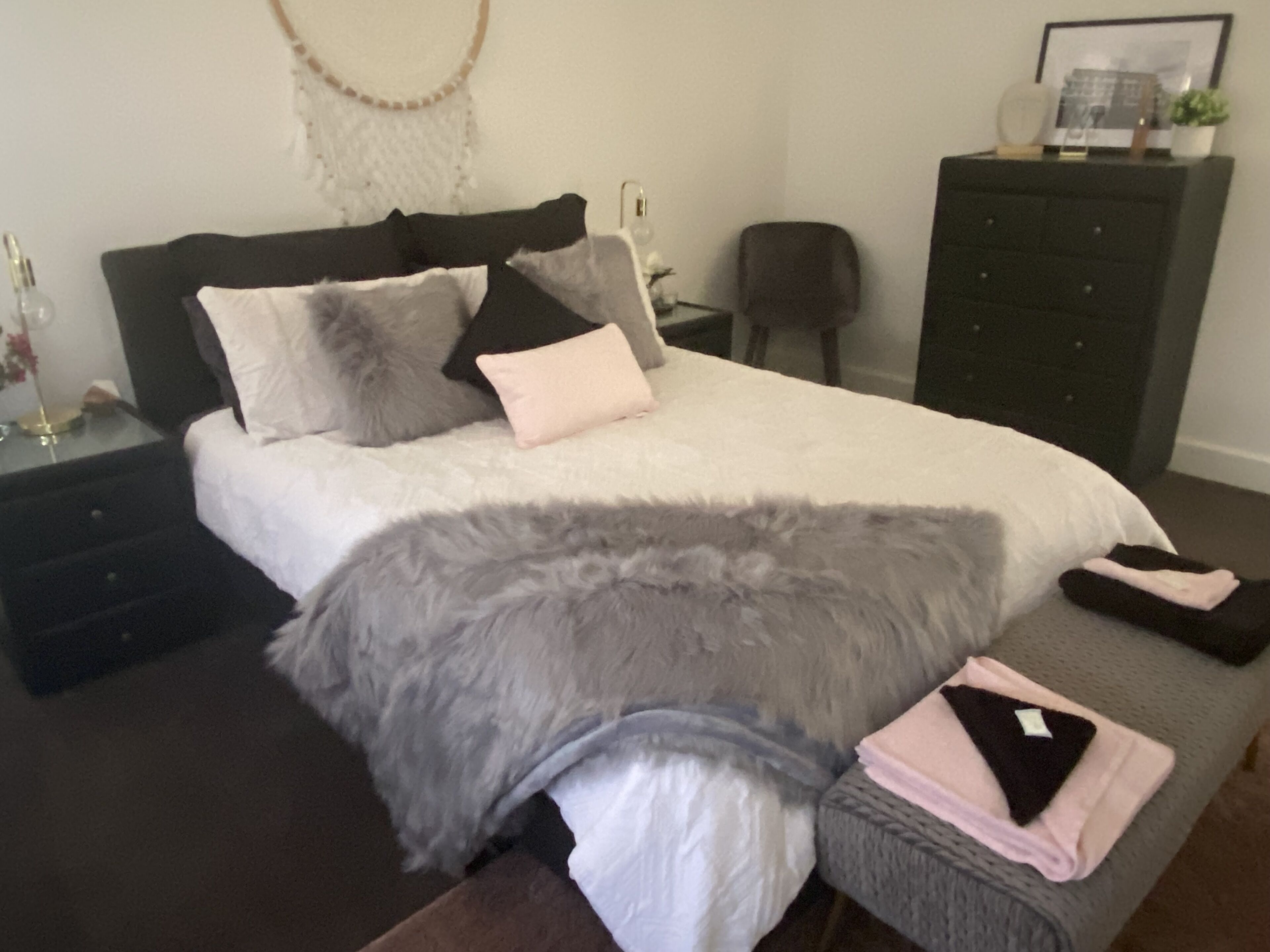 3 slaapkamers, een strijkplank/strijkijzer, reisbedje, gratis wifi