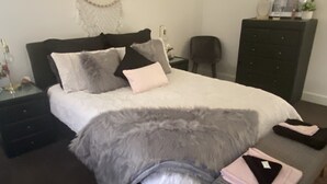 3 soverom, strykejern/-brett, reiseseng for barn og wi-fi (inkludert)