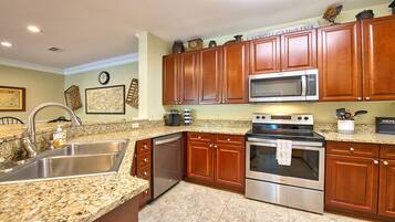 雪櫃、微波爐、焗爐、爐具