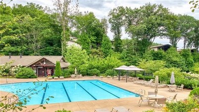 Mountain View and 8th green! 70" TV, gas fireplace, Fast WIFI,Amenities included