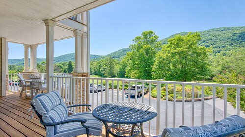 Mountain View and 8th green! 70" TV, gas fireplace, Fast WIFI,Amenities included