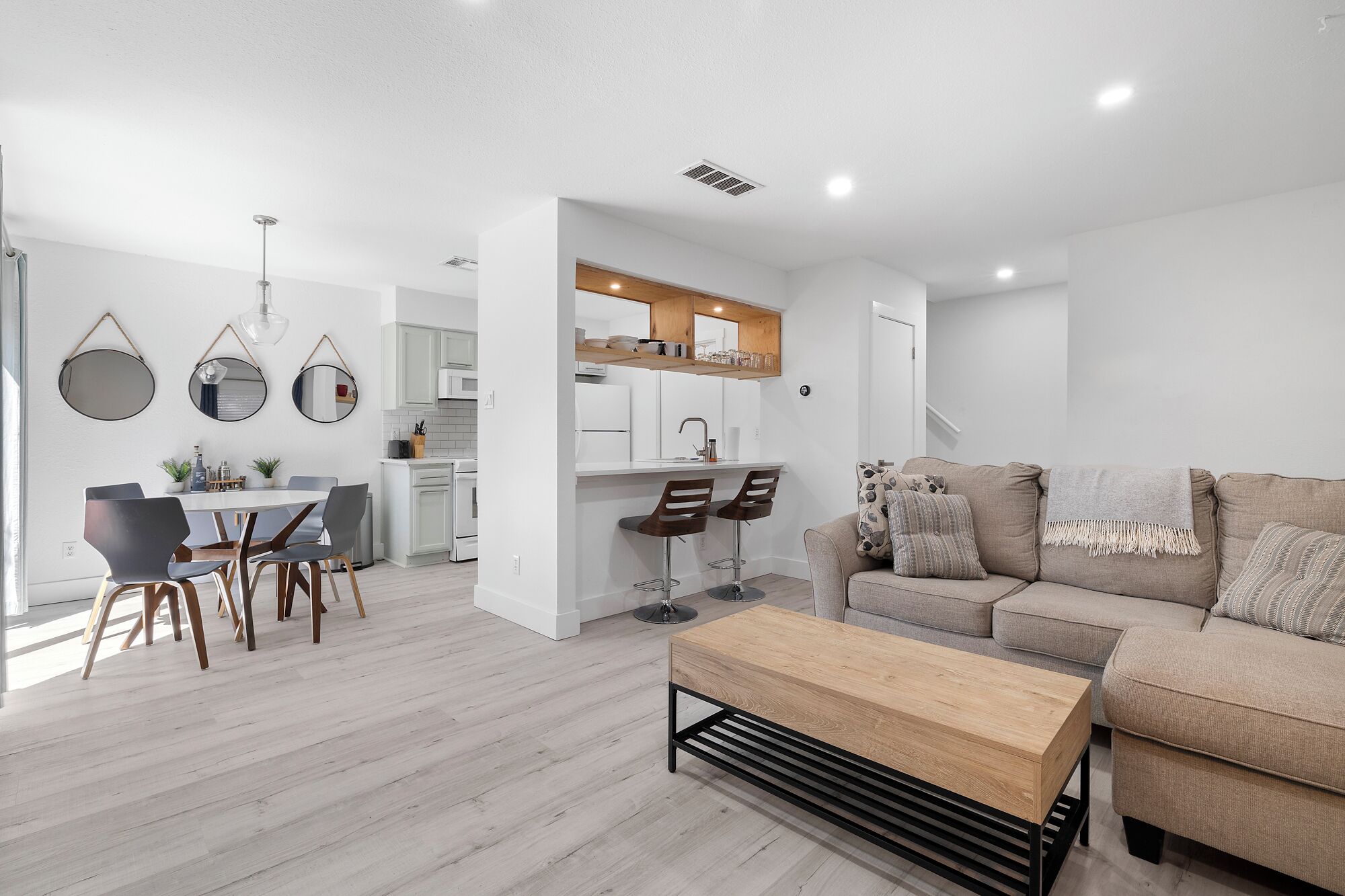 Lovely 2-br Townhome in Crestview! Ideal WFH Setup