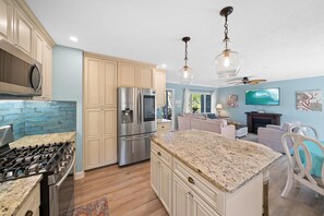 ثلاجة، ميكروويف، فرن، موقد طهي مسطح