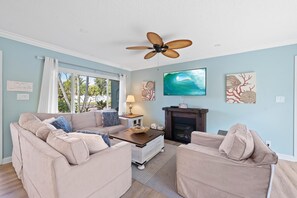 Una Smart TV, una chimenea