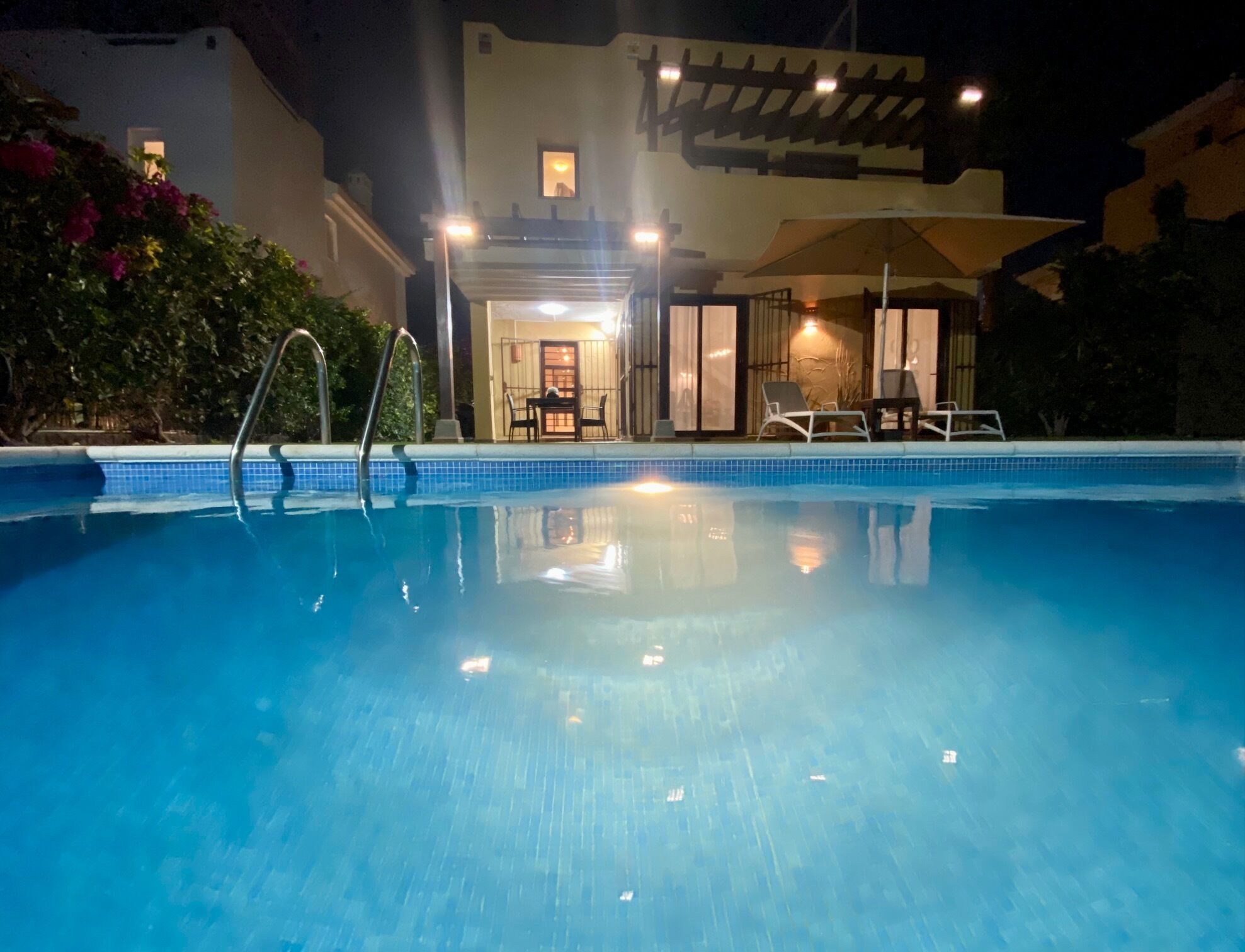 Una piscina al aire libre, una piscina climatizada