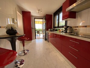 Een koelkast, een magnetron, een kookplaat, een vaatwasser