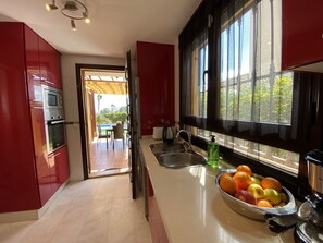 Een koelkast, een magnetron, een kookplaat, een vaatwasser