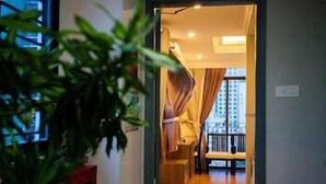Ein Flur, der zu einem Balkon mit Blick auf Gebäude führt.