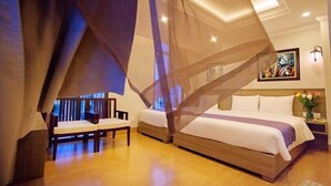 Ein Hotelzimmer mit Bett, Schreibtisch und Stuhl.
