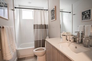 Bathtub, hair dryer, soap - World Cup '26 | 3 Miles to Lumen Field+Rooftop (Seattle)