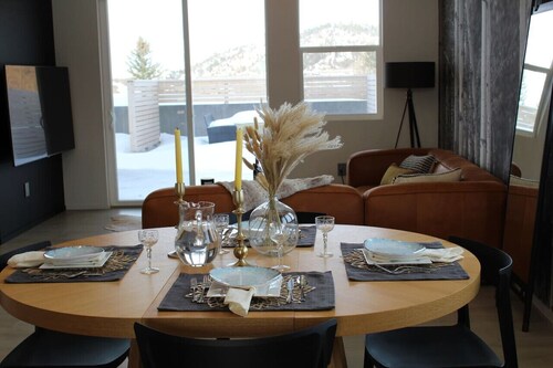 Modern Lux Cottage, Mtn Views, Close to Downtown