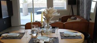 Modern Lux Cottage, Mtn Views, Close to Downtown