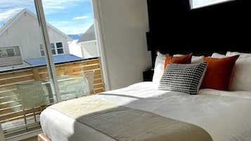 3 slaapkamers, een bureau, een strijkplank/strijkijzer, reisbedje