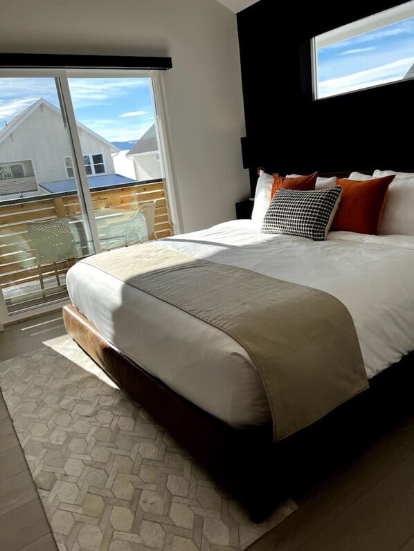 3 habitaciones, escritorio y tabla de planchar con plancha 