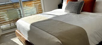 Modern Lux Cottage, Mtn Views, Close to Downtown
