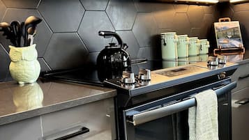 Een koelkast, een magnetron, een oven, een kookplaat