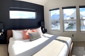 3 soverom, skrivebord, strykejern/-brett og reiseseng for barn