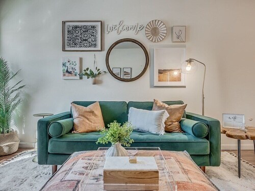 Cozy 4BR a 1/2mi from Campus. Room for entire fam!