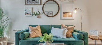 Cozy 4BR a 1/2mi from Campus. Room for entire fam!