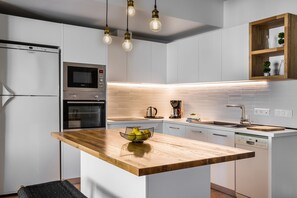 Full-size fridge, microwave, oven, stovetop - Alekos Beach Houses-Eternity (Kefalonia)