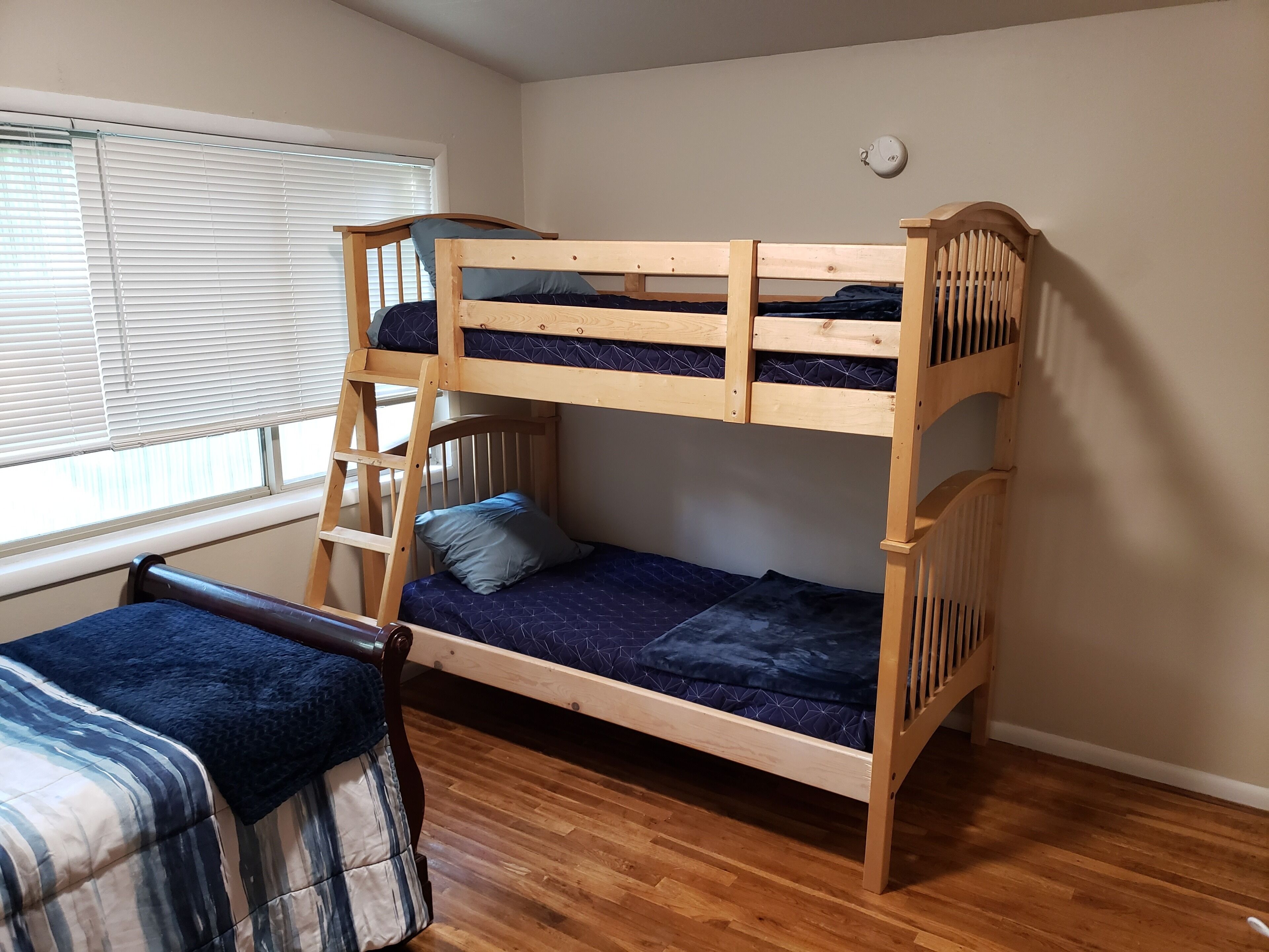 3 soverom, skrivebord, strykejern/-brett og wi-fi (inkludert)