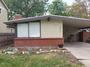Einbungalow mit Garage, Hausnummer 2611, mit Backsteinfassade und Flachdach.